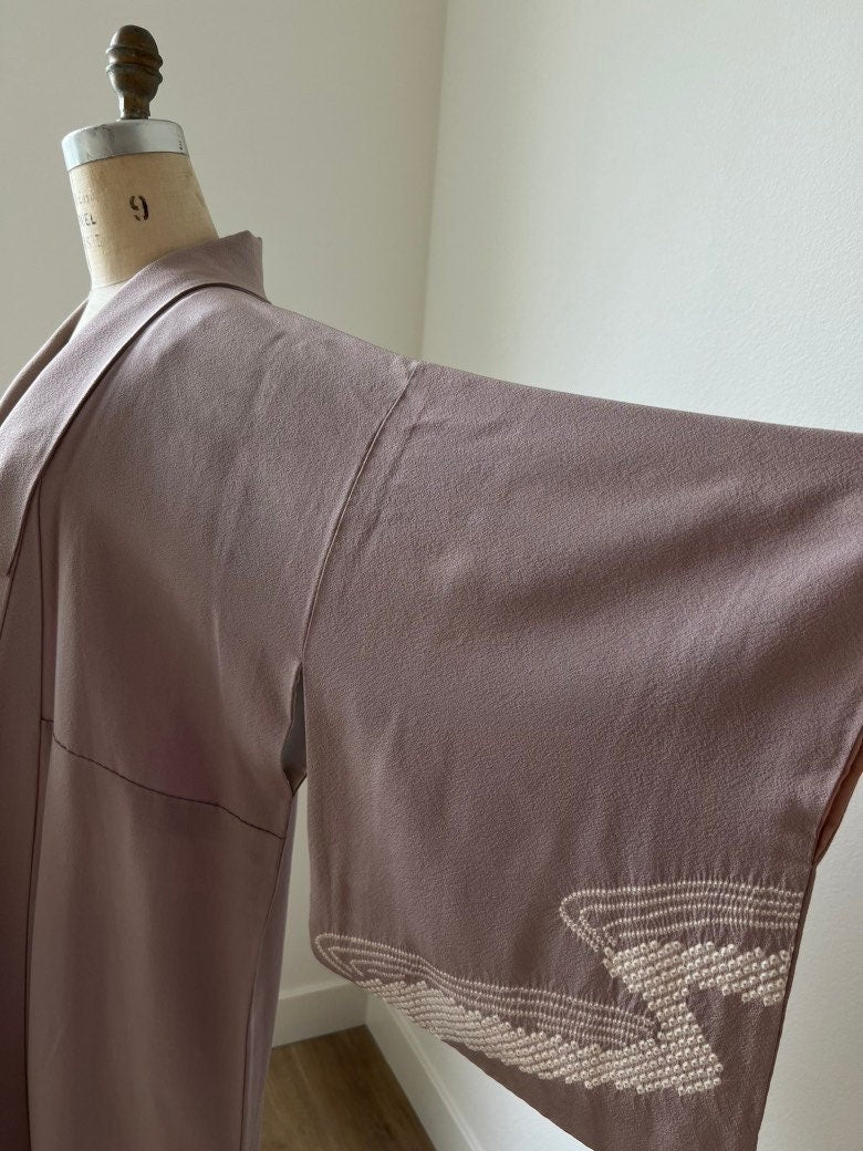 Antique 1930s Japanese silk kimono | Dusty lilac | Shibori & Embroidery