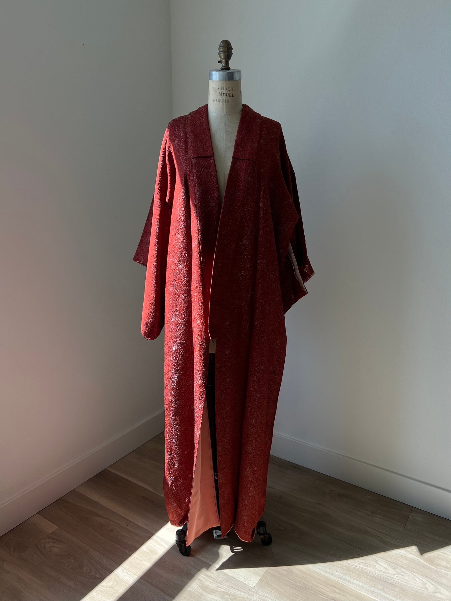 Antique 1930s Japanese silk kimono | Reddish brown | Chrysanthemum
