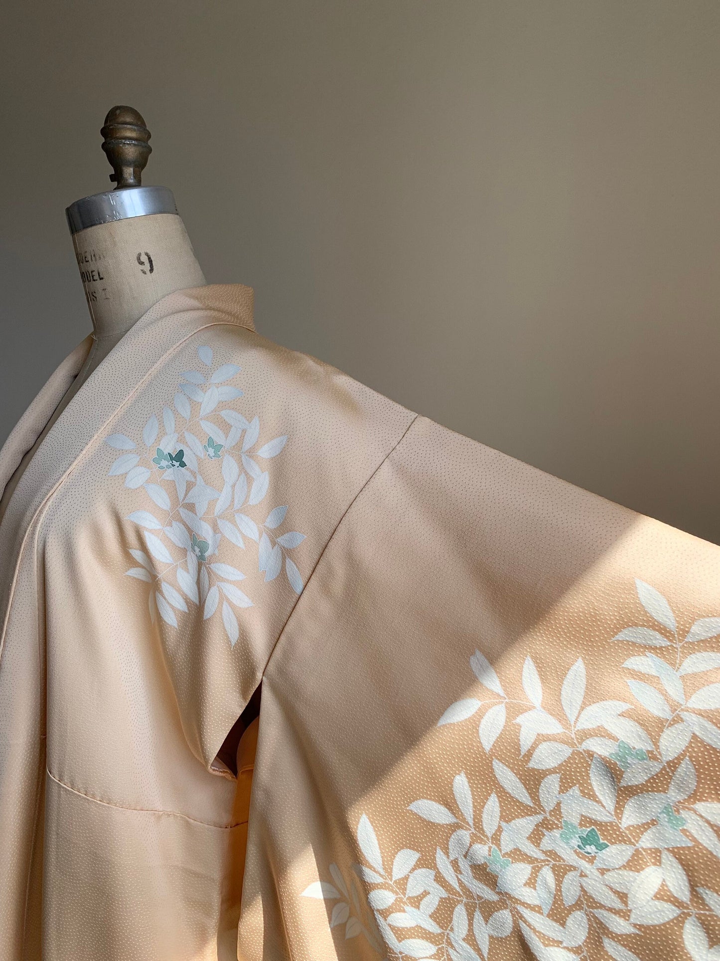 Vintage 1950s Japanese silk kimono | Yellow beige | Flower