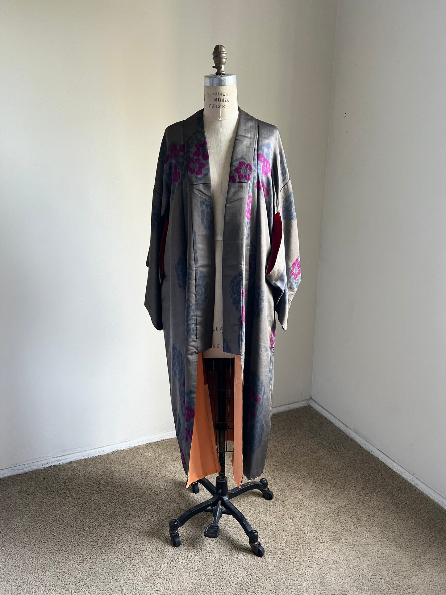 Antique 1920s Japanese silk kimono | Brownish gray | Kikkou & Flower