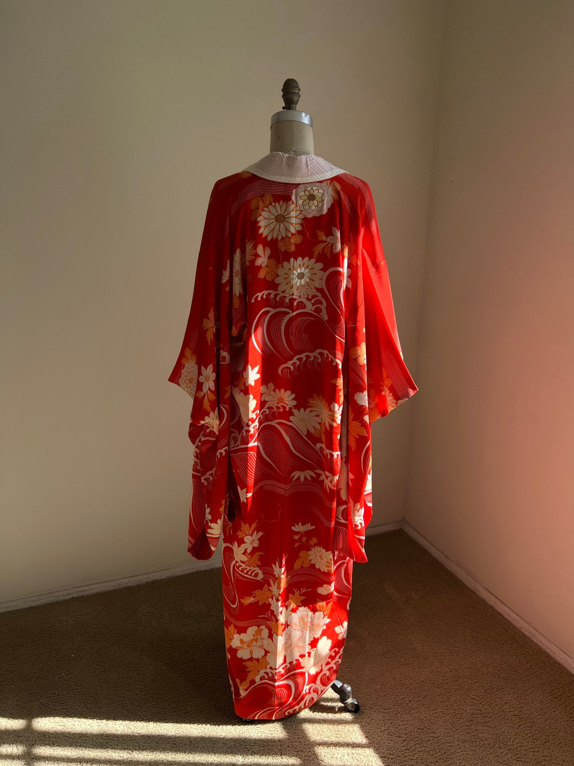 Rare antique 1920s Japanese silk nagajuban | Red | Embroidery