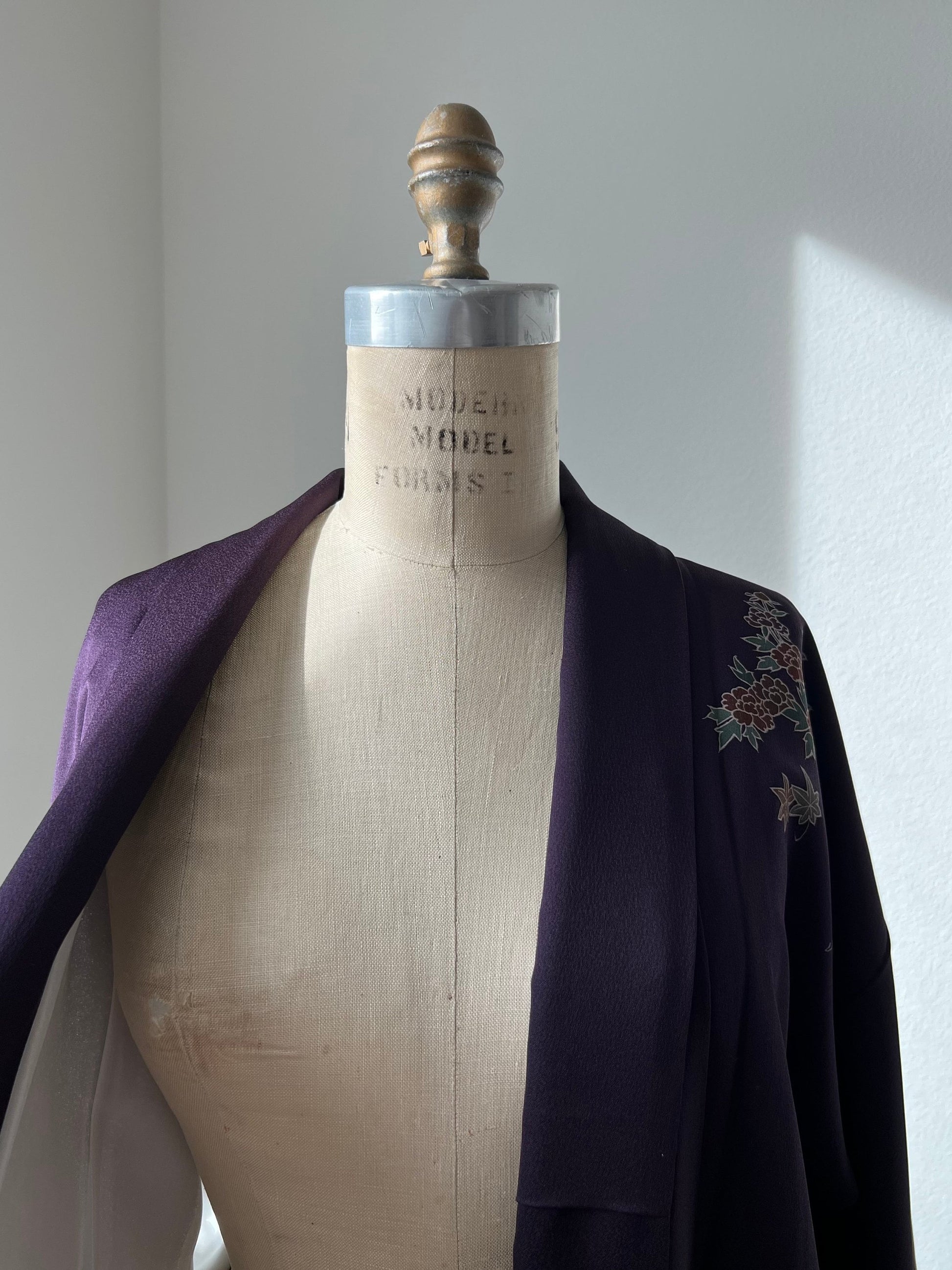Vintage 1980s Japanese silk kimono | Dark purple | Flower | Embroidery