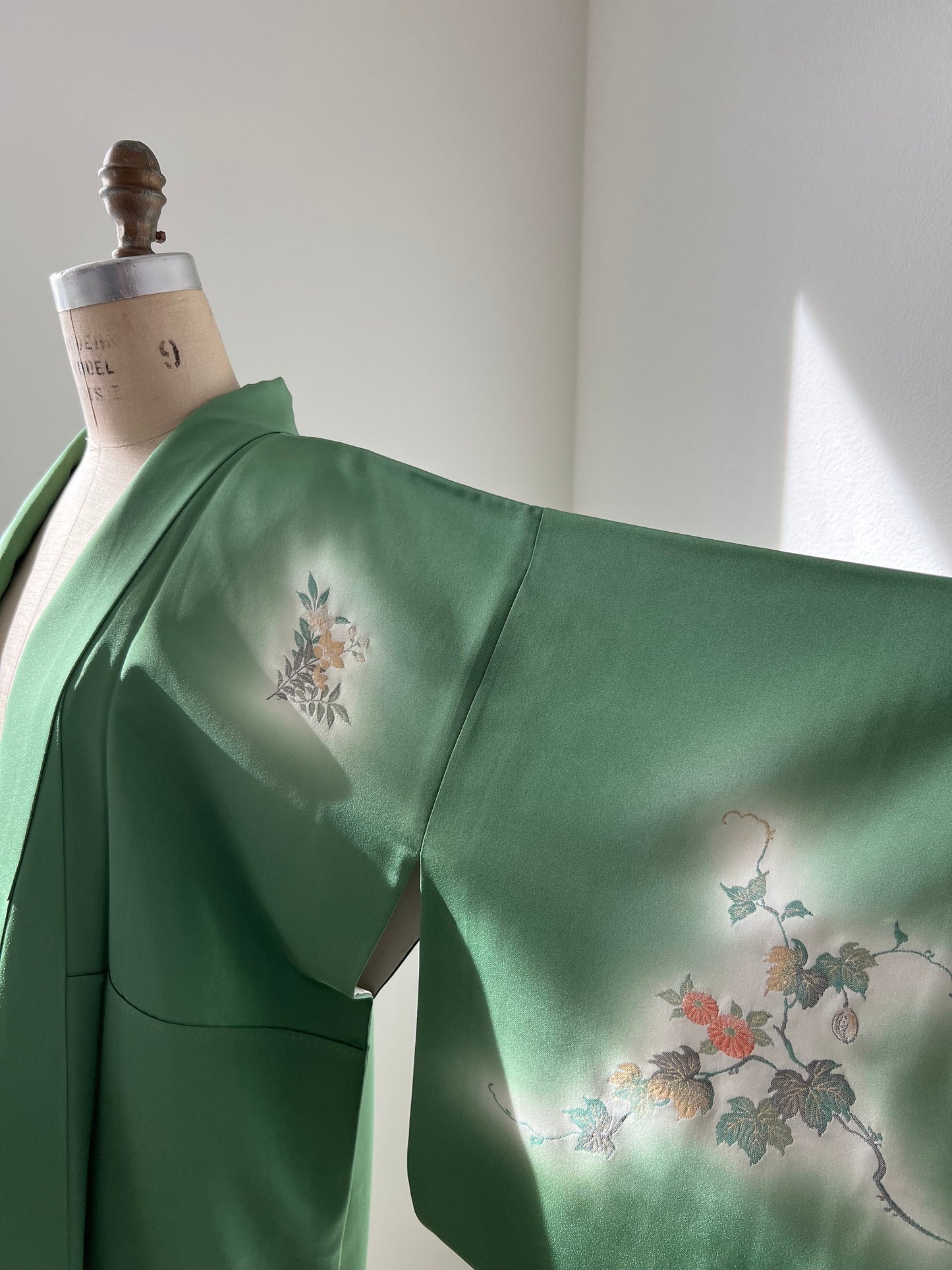 Vintage 1980s Japanese silk kimono | Green | Flower