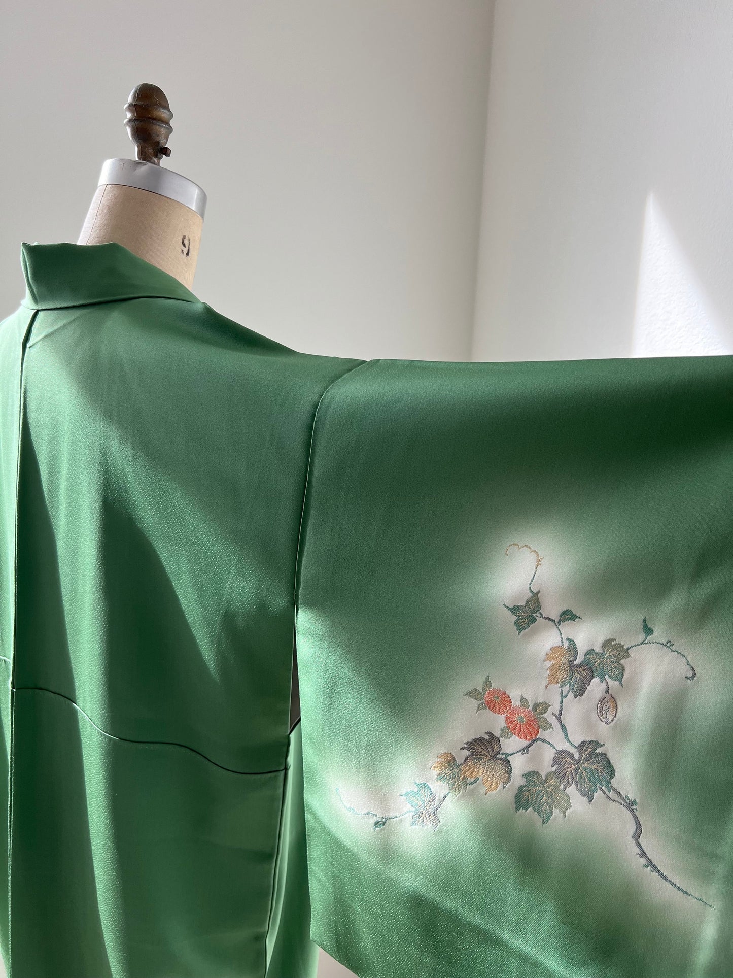 Vintage 1980s Japanese silk kimono | Green | Flower