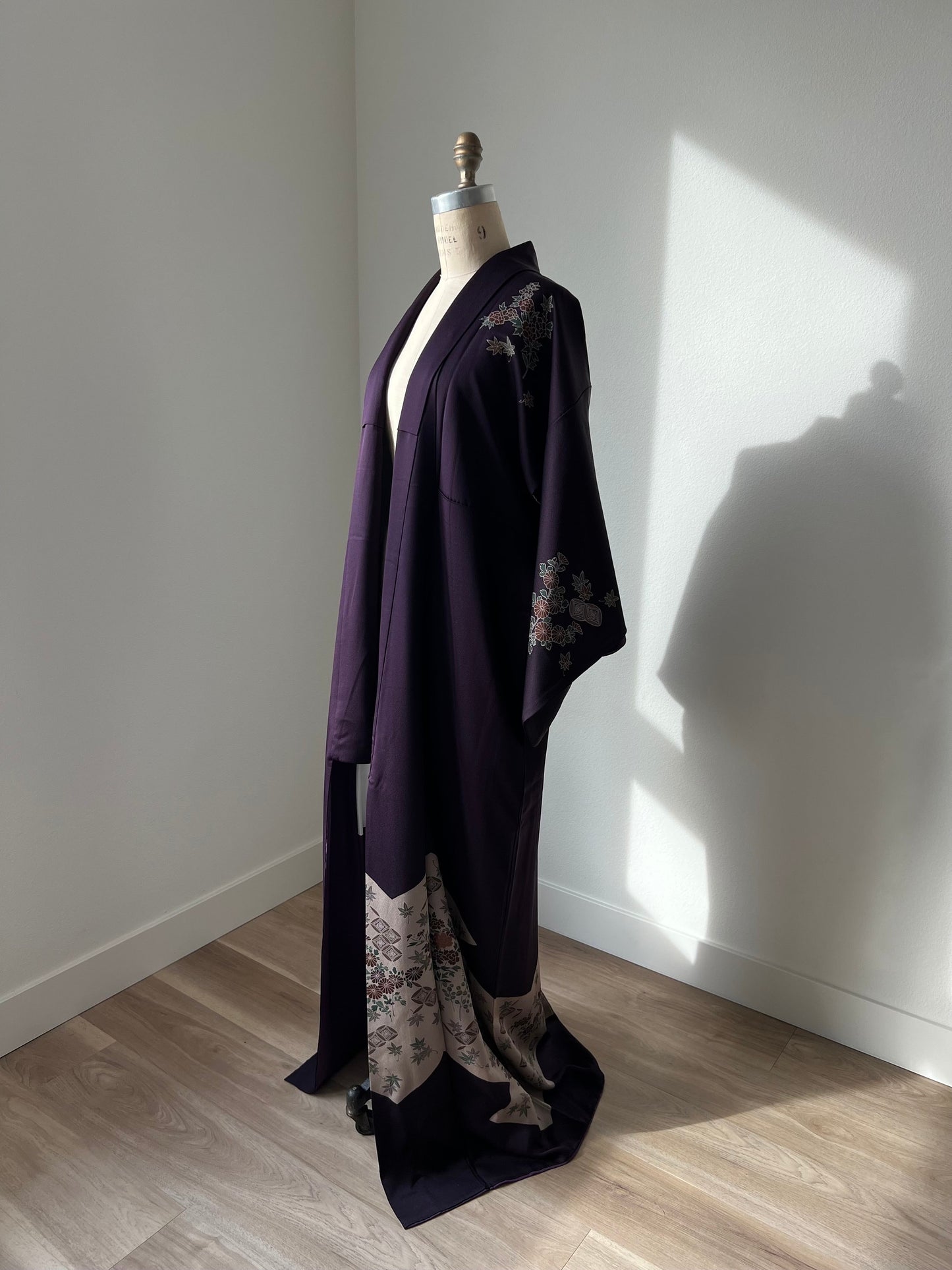 Vintage 1980s Japanese silk kimono | Dark purple | Flower | Embroidery