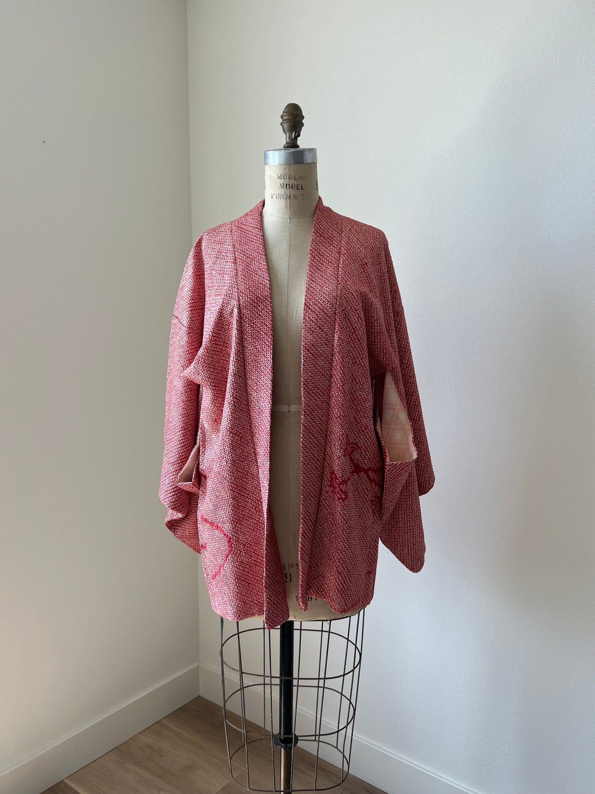 Antique silk kimono | 1920s kimono | Japanese kimono | Haori | Dark pink shibori | Folding fan