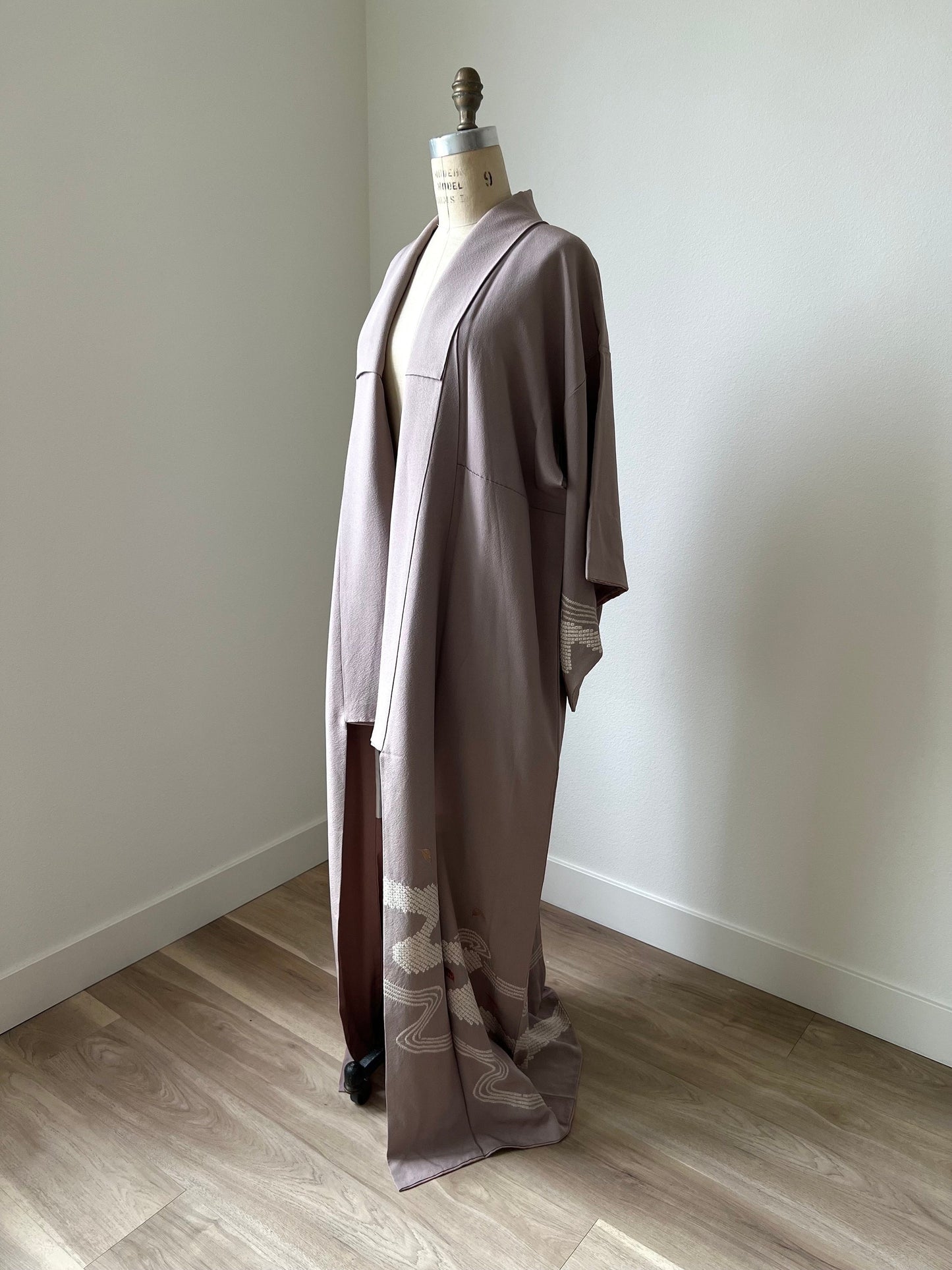 Antique 1930s Japanese silk kimono | Dusty lilac | Shibori & Embroidery