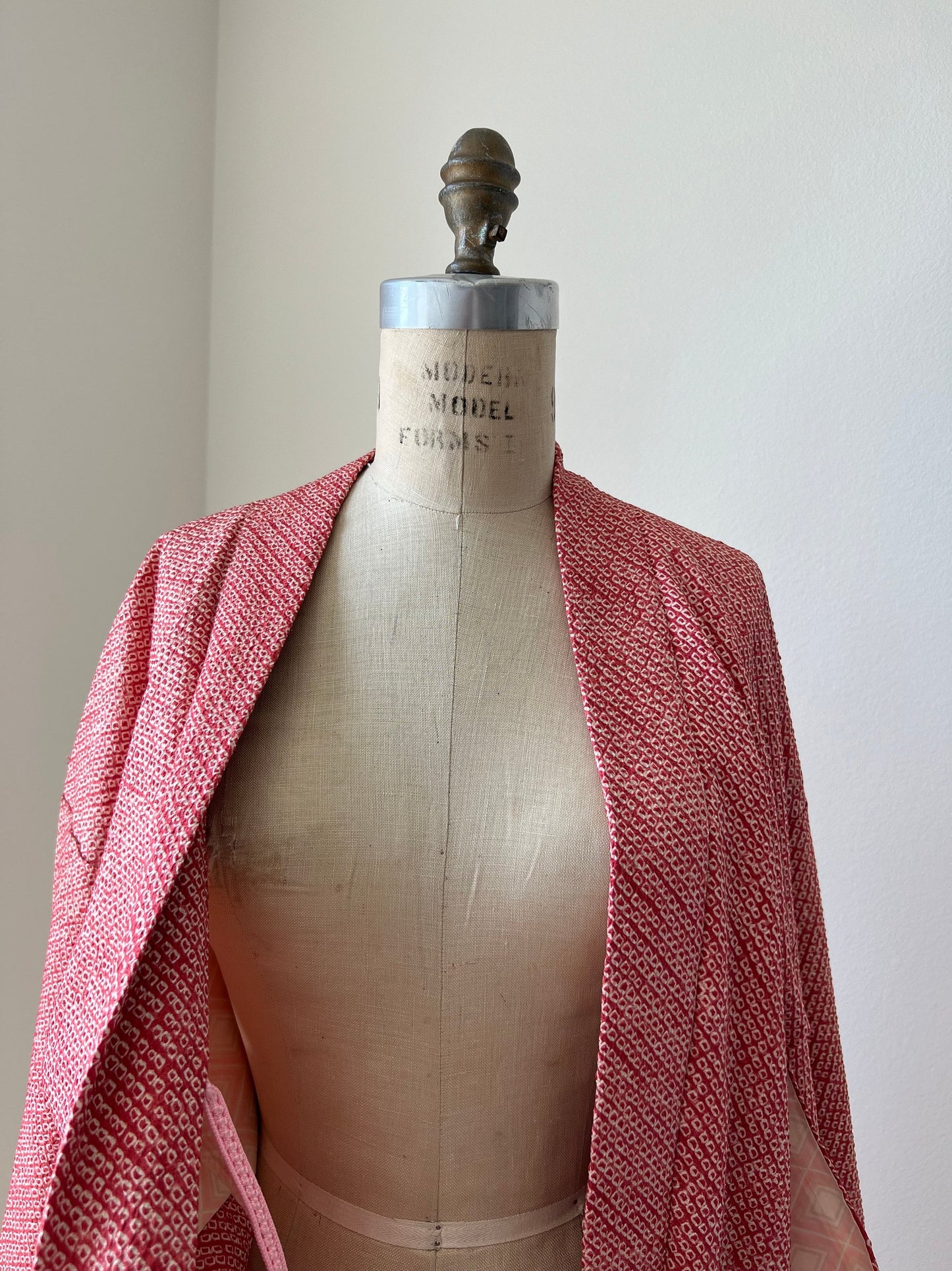 Antique silk kimono | 1920s kimono | Japanese kimono | Haori | Dark pink shibori | Folding fan